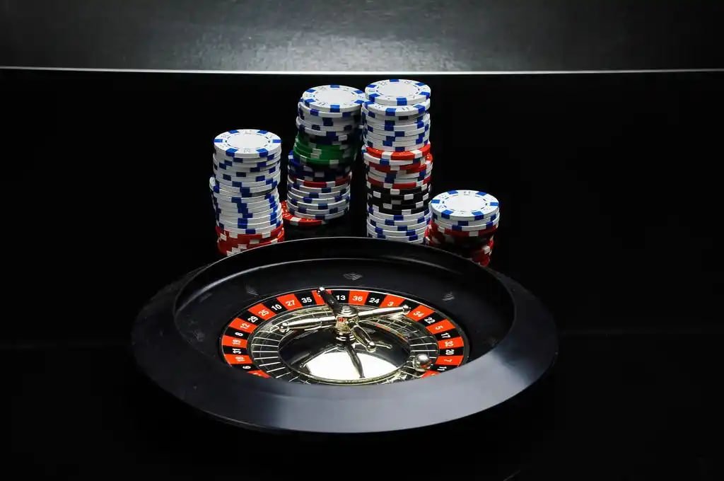 Antarmuka pemain dengan kontrol taruhan dan statistik Antarmuka pemain VIP Roulette menampilkan meja, chip virtual, dan riwayat hasil